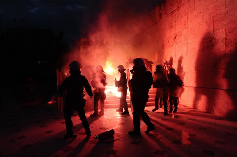 Σύλληψη και προσαγωγές για τα επεισόδια έξω από το Σύνταγμα