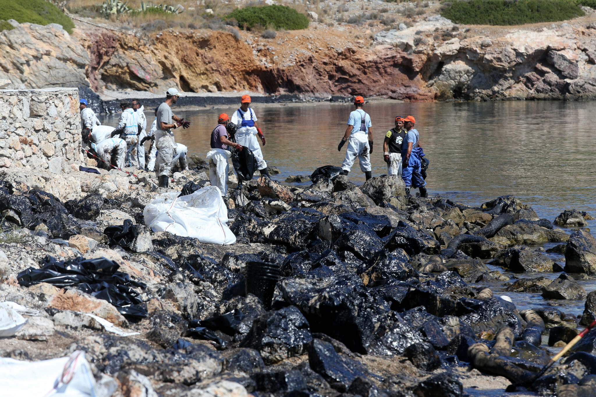 Συνεχίζουν οι αντιπαραθέσεις για την πετρελαιοκηλίδα 