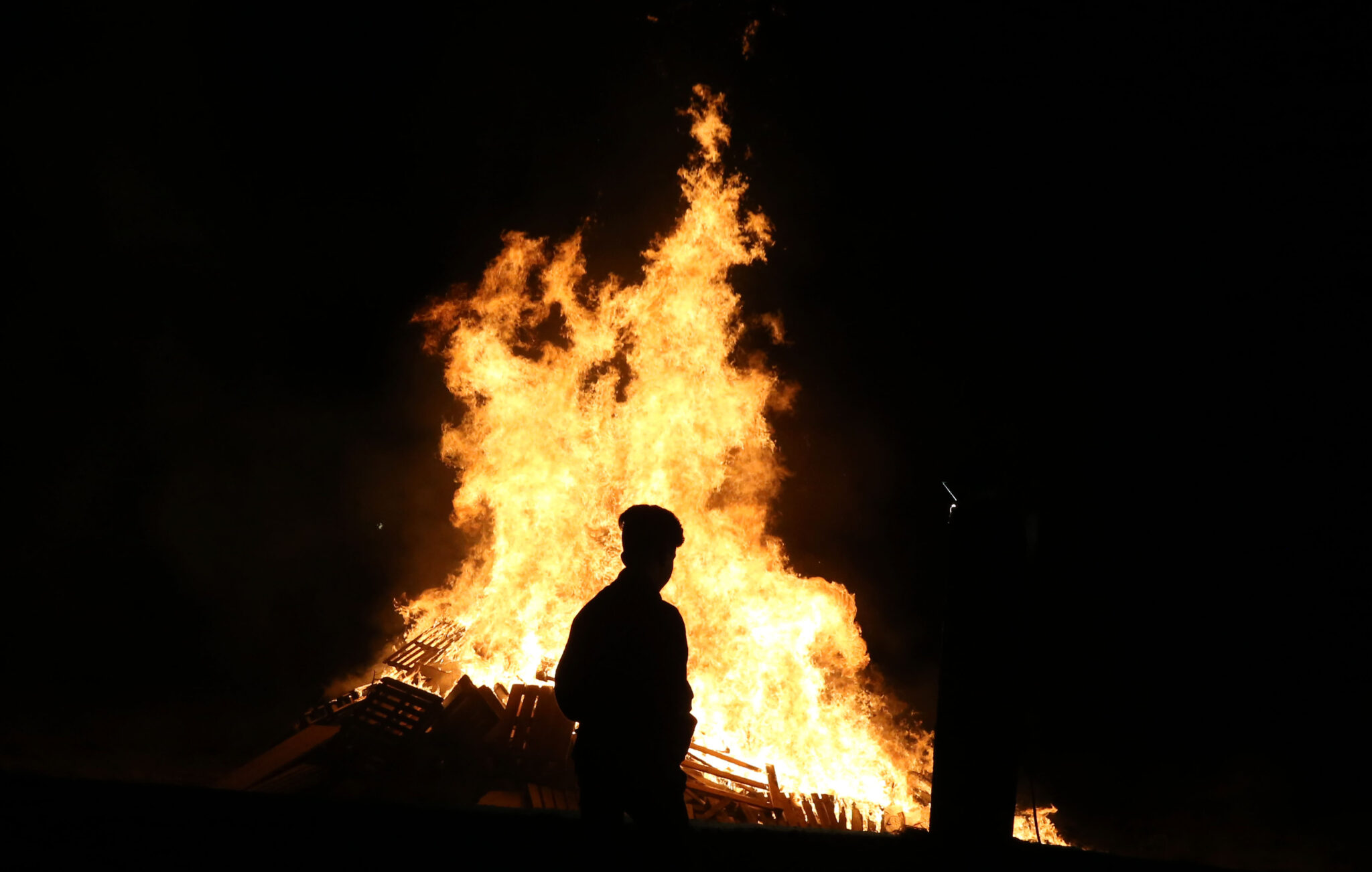 Λεμεσός: Έκαψαν μέχρι και πάσσαλο της ηλεκτρικής (ΒΙΝΤΕΟ)