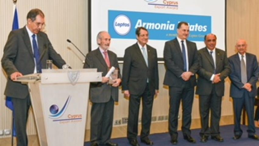 Ο κ. Μιχαήλ Γ. Λεπτός παραλαμβάνει το Βραβείο Εξαγωγών από τον Πρόεδρο της Δημοκρατίας κ. Νίκο Αναστασιάδη.