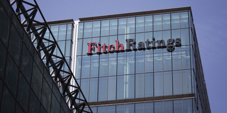 Fitch: Υπό παρακολούθηση η Ελληνική Τράπεζα μετά τη συμφωνία με ΣΚΤ