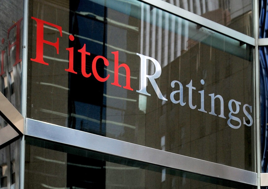 Fitch: Πλεονάσματα, ισχυρή ανάπτυξη και των μείωση ΜΕΔ (ΒΙΝΤΕΟ)