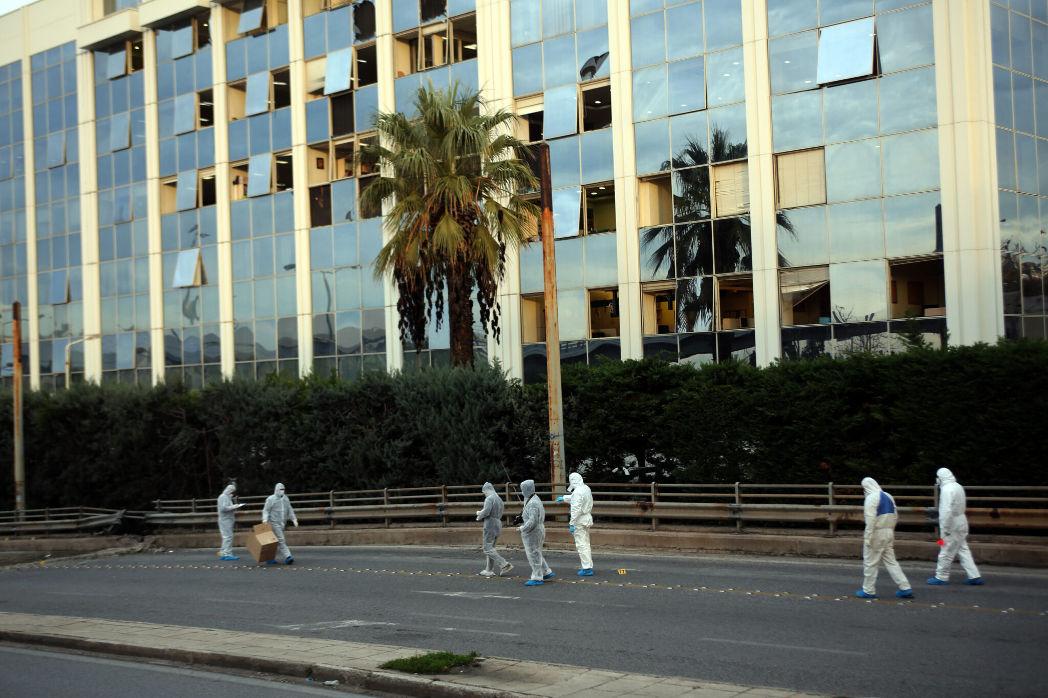 Που στρέφονται οι έρευνες για την βομβιστική επίθεση στον ΣΚΑΪ; (ΦΩΤΟ)