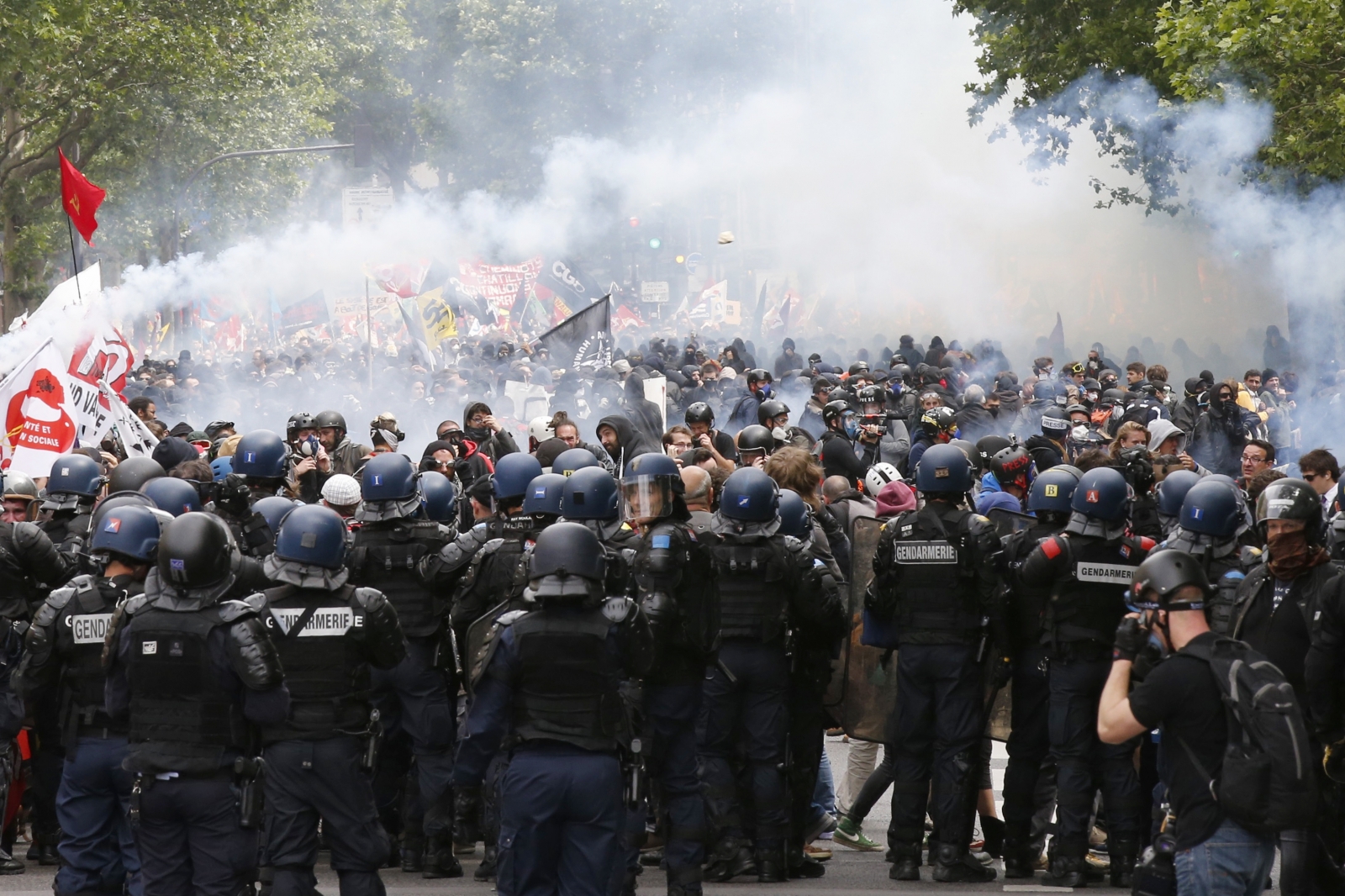 Έχασε τη μάχη με τη ζωή 80χρονη που τραυματίστηκε από δακρυγόνο στο Παρίσι