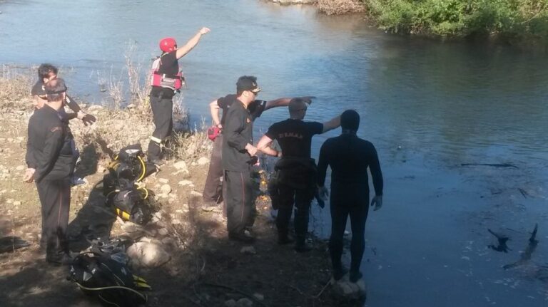 Τέσσερις αγνοούμενοι που επέβαιναν σε όχημα που παρασύρθηκε από τα ορμητικά νερά