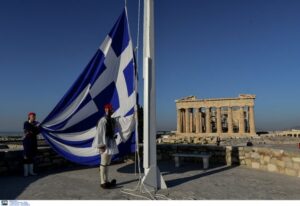 Η έπαρση της ελληνικής σημαίας στην Ακρόπολη (ΒΙΝΤΕΟ)