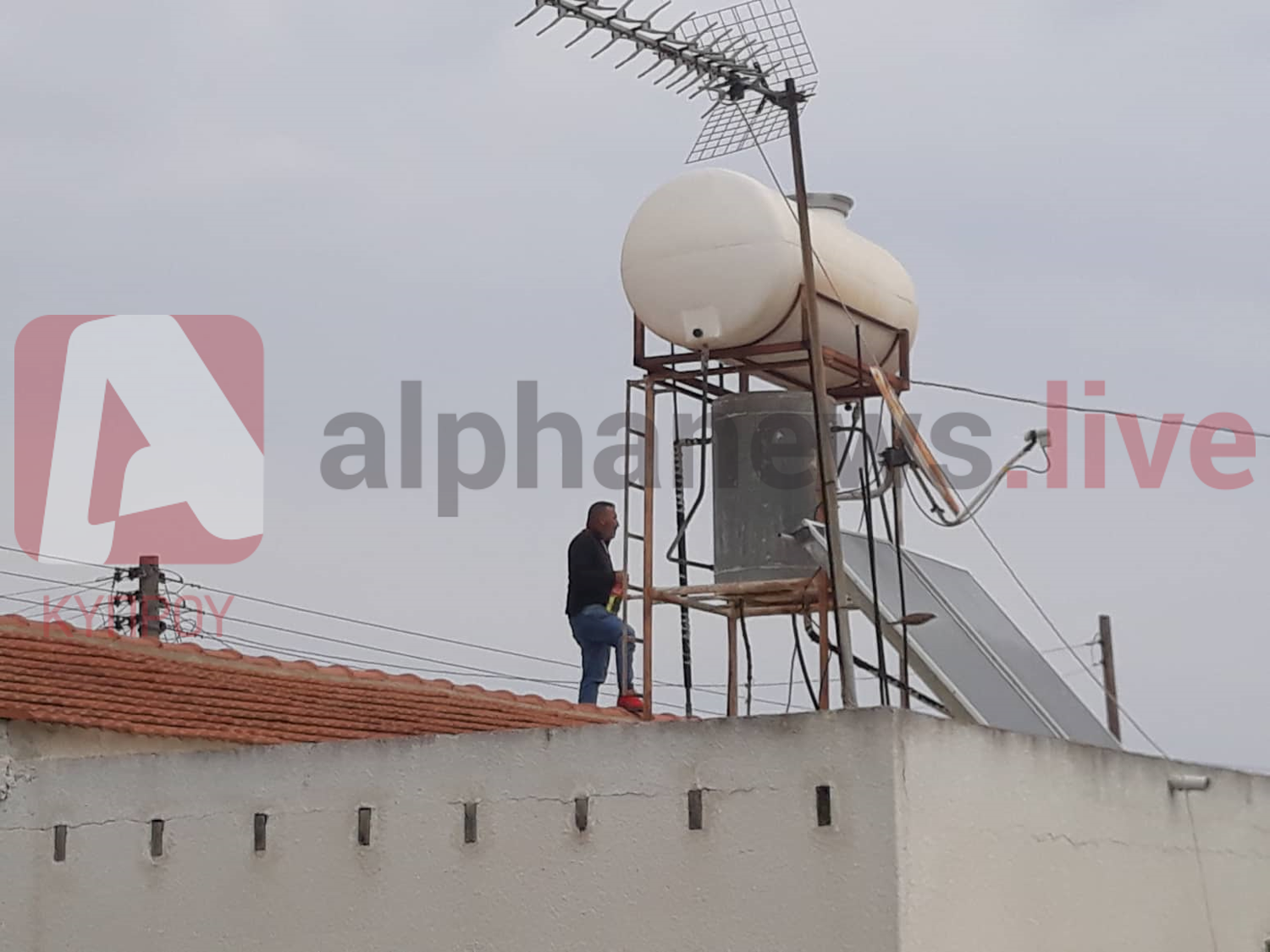 Λήξη συναγερμού για τον 41χρονο που απειλούσε να αυτοτραυματιστεί (ΒΙΝΤΕΟ&ΦΩΤΟ)