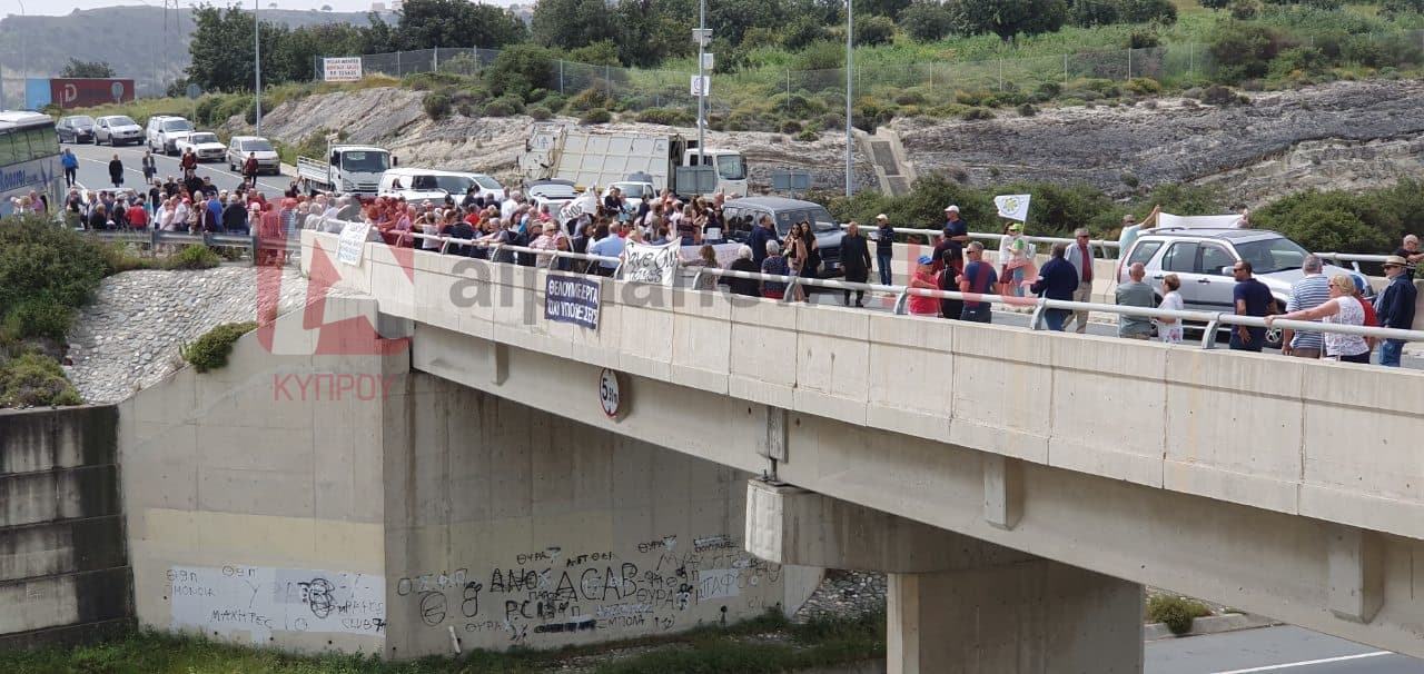 Σε σχετική ανακοίνωση αναφέρει ότι η εκδήλωση διαμαρτυρίας πραγματοποιείται με σκοπό την άσκηση πιέσεως προς το κράτος, για την έναρξη των εργασιών σταθεροποίησης της περιοχής, η οποία μετακινείται συνεπεία φυσικού φαινομένου.