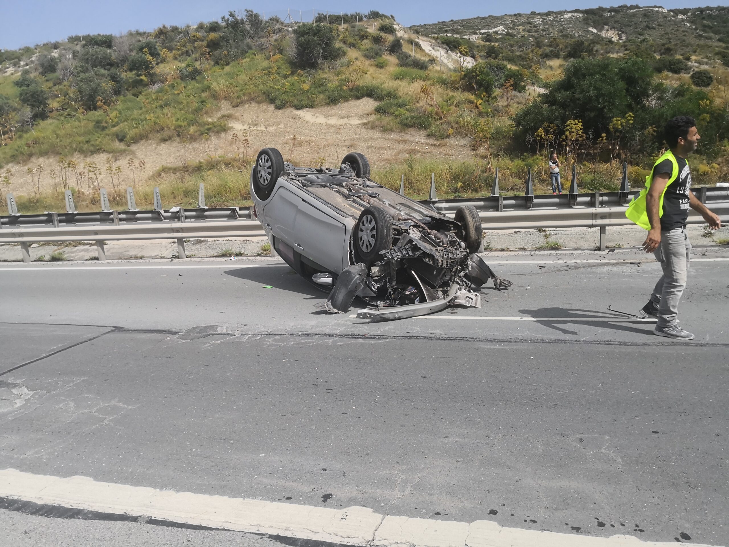 αναποδογυρισμένο αυτοκίνητο