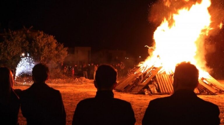 Χειροπέδες σε 5 νεαρούς που άναψαν φωτιά και έριξαν πέτρες σε αστυνομικούς