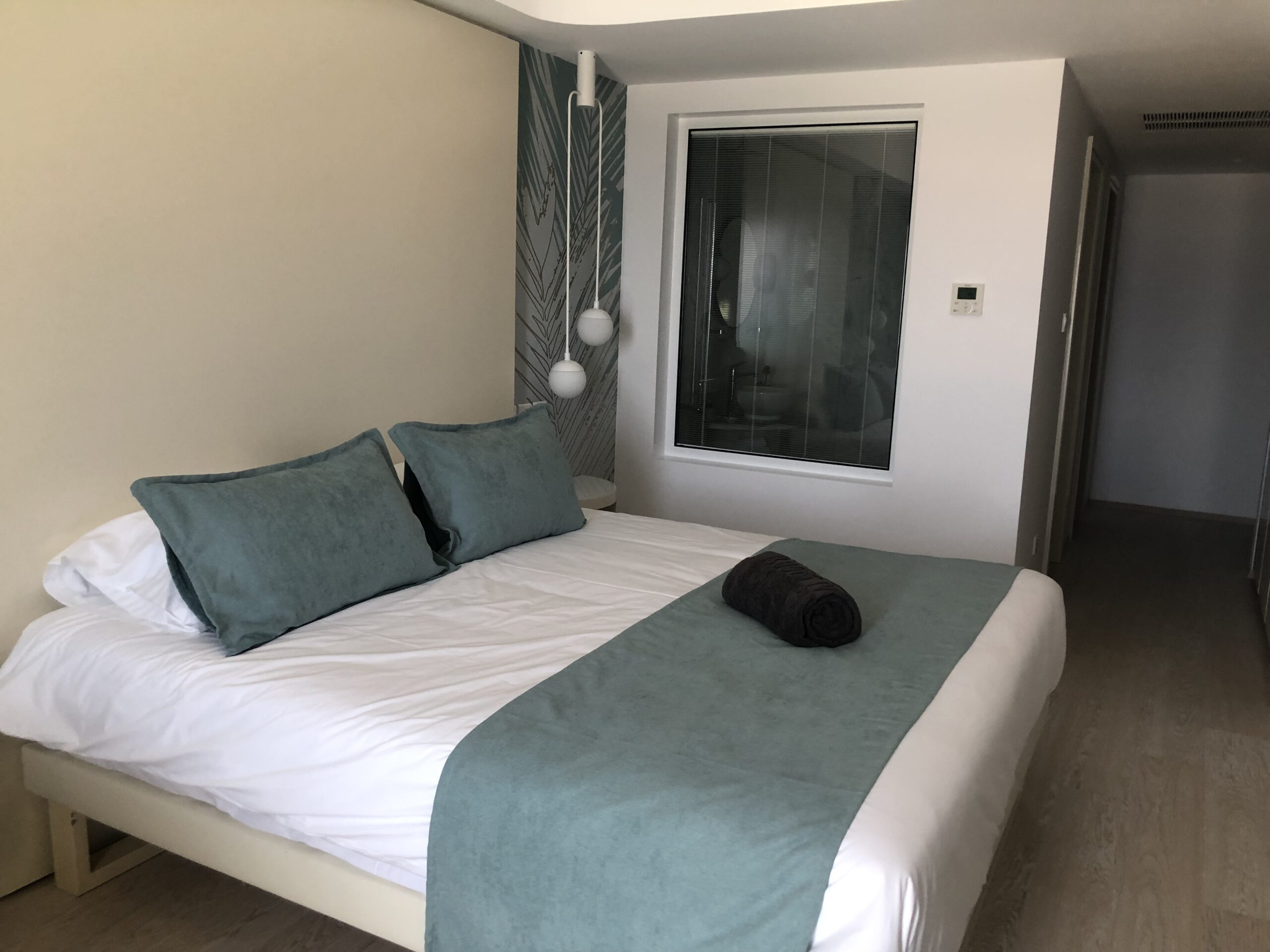 &Tau;&omicron; 4&alpha;&sigma;&tau;&epsilon;&rho;&omicron; &pi;&omicron;&lambda;&upsilon;&tau;&epsilon;&lambda;έ&sigmaf; &xi;&epsilon;&nu;&omicron;&delta;&omicron;&chi;&epsilon;ί&omicron; &tau;&eta;&sigmaf; Louis Ivi Mare ά&nu;&omicron;&iota;&xi;&epsilon; &tau;&iota;&sigmaf; &pi;ό&rho;&tau;&epsilon;&sigmaf; &tau;&omicron;&upsilon; &gamma;&iota;&alpha; &tau;&omicron; &kappa;&omicron;&iota;&nu;ό &alpha;&pi;ό &tau;&iota;&sigmaf; 22 &Mu;&alpha;ΐ&omicron;&upsilon; &kappa;&alpha;&iota; ή&delta;&eta; &omicron;&iota; &pi;&rho;ώ&tau;&omicron;&iota; &epsilon;&pi;&iota;&sigma;&kappa;έ&pi;&tau;&epsilon;&sigmaf; &alpha;&pi;&omicron;&lambda;&alpha;&mu;&beta;ά&nu;&omicron;&upsilon;&nu; &tau;&iota;&sigmaf; &delta;&iota;&alpha;&kappa;&omicron;&pi;έ&sigmaf; &tau;&omicron;&upsilon;&sigmaf; &sigma;&epsilon; &alpha;&upsilon;&tau;ό. &nbsp; &Tau;&omicron; &xi;&epsilon;&nu;&omicron;&delta;&omicron;&chi;&epsilon;ί&omicron; &beta;&rho;ί&sigma;&kappa;&epsilon;&tau;&alpha;&iota; &alpha;&nu;ά&mu;&epsilon;&sigma;&alpha; &sigma;&tau;&alpha; &sigma;&eta;&mu;&alpha;&nu;&tau;&iota;&kappa;ό&tau;&epsilon;&rho;&alpha; &alpha;&xi;&iota;&omicron;&theta;έ&alpha;&tau;&alpha; &tau;&eta;&sigmaf; &Kappa;ά&tau;&omega; &Pi;ά&phi;&omicron;&upsilon;, 12&chi;&lambda;&mu;. &alpha;&pi;ό &tau;&omicron; &alpha;&epsilon;&rho;&omicron;&delta;&rho;ό&mu;&iota;&omicron; &tau;&eta;&sigmaf; &Pi;ά&phi;&omicron;&upsilon; &kappa;&alpha;&iota; &mu;&iota;&sigma;ή ώ&rho;&alpha; &mu;&epsilon; &tau;&alpha; &pi;ό&delta;&iota;&alpha; &alpha;&pi;ό &tau;&omicron; &Mu;&epsilon;&sigma;&alpha;&iota;&omega;&nu;&iota;&kappa;ό &Kappa;ά&sigma;&tau;&rho;&omicron; &tau;&eta;&sigmaf; &pi;ό&lambda;&eta;&sigmaf;. &nbsp; &Delta;&iota;&alpha;&theta;έ&tau;&epsilon;&iota; 148 &pi;&omicron;&lambda;&upsilon;&tau;&epsilon;&lambda;ή &delta;&omega;&mu;ά&tau;&iota;&alpha; &kappa;&alpha;&iota; &sigma;&omicron;&upsilon;ί&tau;&epsilon;&sigmaf;, &epsilon;&kappa; &tau;&omega;&nu; &omicron;&pi;&omicron;ί&omega;&nu; &kappa;ά&pi;&omicron;&iota;&epsilon;&sigmaf; &mu;&epsilon; &epsilon;&xi;&omega;&tau;&epsilon;&rho;&iota;&kappa;ό &tau;&zeta;&alpha;&kappa;&omicron;ύ&zeta;&iota;, 1 &epsilon;&sigma;&omega;&tau;&epsilon;&rho;&iota;&kappa;ή &kappa;&alpha;&iota; 1 &epsilon;&xi;&omega;&tau;&epsilon;&rho;&iota;&kappa;ή &pi;&iota;&sigma;ί&nu;&alpha;- &eta; &mu;&epsilon;&gamma;&alpha;&lambda;ύ&tau;&epsilon;&rho;&eta; &sigma;&epsilon; &mu;ή&kappa;&omicron;&sigmaf; &sigma;&tau;&eta; &Pi;ά&phi;&omicron;.  &Epsilon;&pi;ί&sigma;&eta;&sigmaf; &pi;&rho;&omicron;&sigma;&phi;έ&rho;&epsilon;&iota; &epsilon;&sigma;&omega;&tau;&epsilon;&rho;&iota;&kappa;ά &kappa;&alpha;&iota; &epsilon;&xi;&omega;&tau;&epsilon;&rho;&iota;&kappa;ά &mu;&pi;&alpha;&rho;, &pi;&iota;&sigma;ί&nu;&alpha; &gamma;&iota;&alpha; &pi;&alpha;&iota;&delta;&iota;ά &kappa;&alpha;&iota; &tau;&omicron; &sigma;&pi;&alpha; &pi;&omicron;&upsilon; &alpha;&pi;&omicron;&tau;&epsilon;&lambda;&epsilon;ί&tau;&alpha;&iota; &alpha;&pi;ό &delta;&omega;&mu;ά&tau;&iota;&alpha; &pi;&epsilon;&rho;&iota;&pi;&omicron;ί&eta;&sigma;&eta;&sigmaf;, &gamma;&upsilon;&mu;&nu;&alpha;&sigma;&tau;ή&rho;&iota;&omicron;, &chi;&alpha;&mu;ά&mu; &kappa;&alpha;&iota; &sigma;ά&omicron;&upsilon;&nu;&alpha;.  Ό&sigma;&omicron;&nu; &alpha;&phi;&omicron;&rho;ά &tau;&omicron; &phi;&alpha;&gamma;&eta;&tau;ό, &tau;&omicron; Louis Ivi Mare &phi;&iota;&lambda;&omicron;&xi;&epsilon;&nu;&epsilon;ί &tau;&rho;ί&alpha; &epsilon;&sigma;&tau;&iota;&alpha;&tau;ό&rho;&iota;&alpha; &delta;ί&nu;&omicron;&nu;&tau;&alpha;&sigmaf; &epsilon;&pi;&iota;&lambda;&omicron;&gamma;έ&sigmaf; &mu;&epsilon;&tau;&alpha;&xi;ύ &tau;&omicron;&upsilon; &epsilon;&sigma;&tau;&iota;&alpha;&tau;&omicron;&rho;ί&omicron;&upsilon; Pallettes &gamma;&iota;&alpha; &pi;&rho;&omega;&iota;&nu;ό, &tau;&omicron; &delta;&eta;&mu;&omicron;&phi;&iota;&lambda;έ&sigmaf; &epsilon;&sigma;&tau;&iota;&alpha;&tau;ό&rho;&iota;&omicron; Akakiko Easy Japanese Fusion &kappa;&alpha;&iota; &tau;&omicron; Meze by Elliniko &mu;&epsilon; &gamma;&epsilon;ύ&sigma;&epsilon;&iota;&sigmaf; &alpha;&pi;ό &Epsilon;&lambda;&lambda;ά&delta;&alpha;. &Tau;&omicron; &epsilon;&sigma;&omega;&tau;&epsilon;&rho;&iota;&kappa;ό &mu;&pi;&alpha;&rho; &kappa;&alpha;&iota; &tau;&omicron; &mu;&pi;&alpha;&rho; &tau;&eta;&sigmaf; &pi;&iota;&sigma;ί&nu;&alpha;&sigmaf; &pi;&rho;&omicron;&sigma;&phi;έ&rho;&omicron;&upsilon;&nu; &pi;&omicron;&tau;ά &kappa;&alpha;&iota; &alpha;&nu;&alpha;&psi;&upsilon;&kappa;&tau;&iota;&kappa;ά ό&lambda;&eta; &tau;&eta;&nu; &eta;&mu;έ&rho;&alpha;.