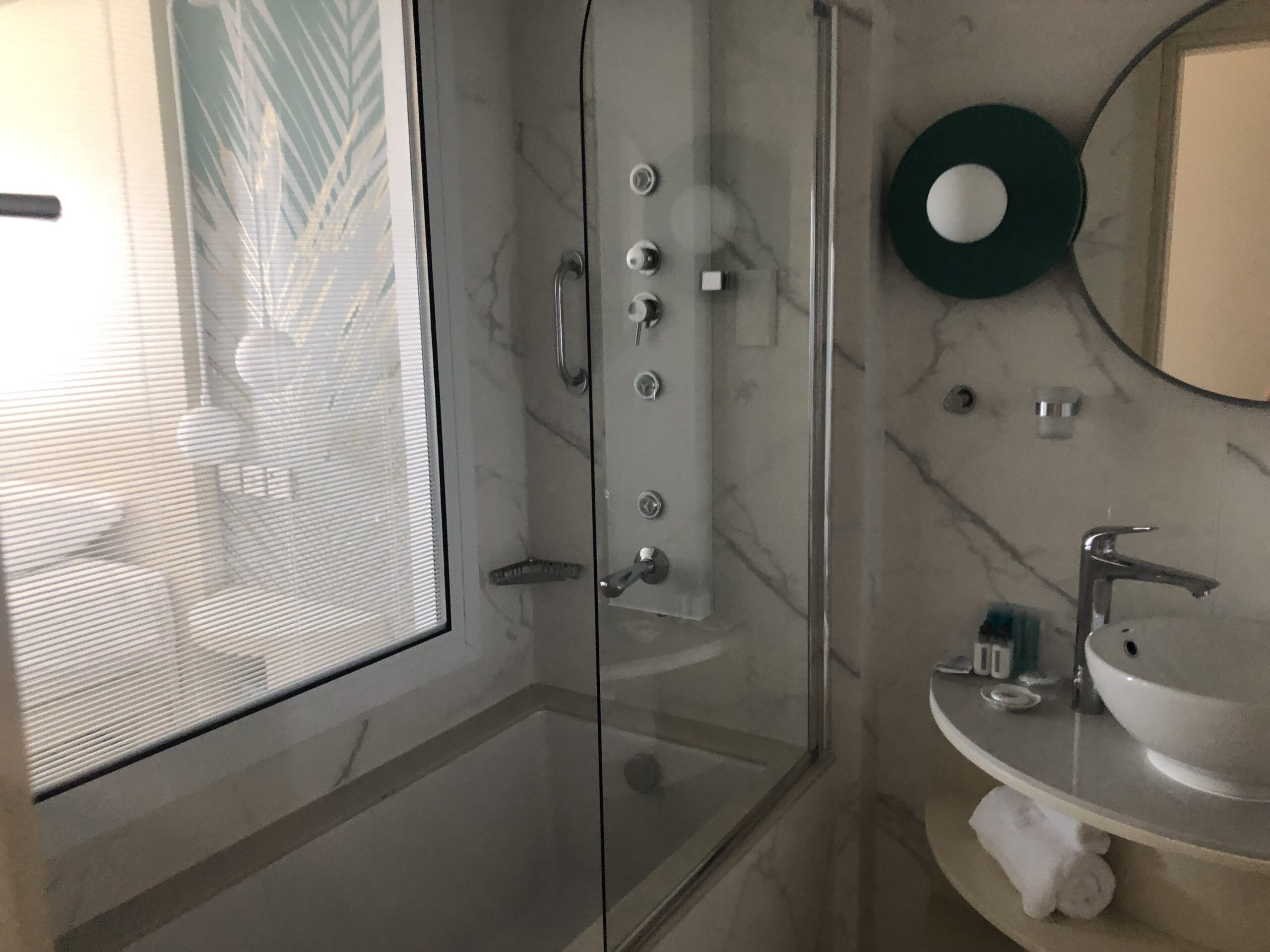 &Tau;&omicron; 4&alpha;&sigma;&tau;&epsilon;&rho;&omicron; &pi;&omicron;&lambda;&upsilon;&tau;&epsilon;&lambda;έ&sigmaf; &xi;&epsilon;&nu;&omicron;&delta;&omicron;&chi;&epsilon;ί&omicron; &tau;&eta;&sigmaf; Louis Ivi Mare ά&nu;&omicron;&iota;&xi;&epsilon; &tau;&iota;&sigmaf; &pi;ό&rho;&tau;&epsilon;&sigmaf; &tau;&omicron;&upsilon; &gamma;&iota;&alpha; &tau;&omicron; &kappa;&omicron;&iota;&nu;ό &alpha;&pi;ό &tau;&iota;&sigmaf; 22 &Mu;&alpha;ΐ&omicron;&upsilon; &kappa;&alpha;&iota; ή&delta;&eta; &omicron;&iota; &pi;&rho;ώ&tau;&omicron;&iota; &epsilon;&pi;&iota;&sigma;&kappa;έ&pi;&tau;&epsilon;&sigmaf; &alpha;&pi;&omicron;&lambda;&alpha;&mu;&beta;ά&nu;&omicron;&upsilon;&nu; &tau;&iota;&sigmaf; &delta;&iota;&alpha;&kappa;&omicron;&pi;έ&sigmaf; &tau;&omicron;&upsilon;&sigmaf; &sigma;&epsilon; &alpha;&upsilon;&tau;ό. &nbsp; &Tau;&omicron; &xi;&epsilon;&nu;&omicron;&delta;&omicron;&chi;&epsilon;ί&omicron; &beta;&rho;ί&sigma;&kappa;&epsilon;&tau;&alpha;&iota; &alpha;&nu;ά&mu;&epsilon;&sigma;&alpha; &sigma;&tau;&alpha; &sigma;&eta;&mu;&alpha;&nu;&tau;&iota;&kappa;ό&tau;&epsilon;&rho;&alpha; &alpha;&xi;&iota;&omicron;&theta;έ&alpha;&tau;&alpha; &tau;&eta;&sigmaf; &Kappa;ά&tau;&omega; &Pi;ά&phi;&omicron;&upsilon;, 12&chi;&lambda;&mu;. &alpha;&pi;ό &tau;&omicron; &alpha;&epsilon;&rho;&omicron;&delta;&rho;ό&mu;&iota;&omicron; &tau;&eta;&sigmaf; &Pi;ά&phi;&omicron;&upsilon; &kappa;&alpha;&iota; &mu;&iota;&sigma;ή ώ&rho;&alpha; &mu;&epsilon; &tau;&alpha; &pi;ό&delta;&iota;&alpha; &alpha;&pi;ό &tau;&omicron; &Mu;&epsilon;&sigma;&alpha;&iota;&omega;&nu;&iota;&kappa;ό &Kappa;ά&sigma;&tau;&rho;&omicron; &tau;&eta;&sigmaf; &pi;ό&lambda;&eta;&sigmaf;. &nbsp; &Delta;&iota;&alpha;&theta;έ&tau;&epsilon;&iota; 148 &pi;&omicron;&lambda;&upsilon;&tau;&epsilon;&lambda;ή &delta;&omega;&mu;ά&tau;&iota;&alpha; &kappa;&alpha;&iota; &sigma;&omicron;&upsilon;ί&tau;&epsilon;&sigmaf;, &epsilon;&kappa; &tau;&omega;&nu; &omicron;&pi;&omicron;ί&omega;&nu; &kappa;ά&pi;&omicron;&iota;&epsilon;&sigmaf; &mu;&epsilon; &epsilon;&xi;&omega;&tau;&epsilon;&rho;&iota;&kappa;ό &tau;&zeta;&alpha;&kappa;&omicron;ύ&zeta;&iota;, 1 &epsilon;&sigma;&omega;&tau;&epsilon;&rho;&iota;&kappa;ή &kappa;&alpha;&iota; 1 &epsilon;&xi;&omega;&tau;&epsilon;&rho;&iota;&kappa;ή &pi;&iota;&sigma;ί&nu;&alpha;- &eta; &mu;&epsilon;&gamma;&alpha;&lambda;ύ&tau;&epsilon;&rho;&eta; &sigma;&epsilon; &mu;ή&kappa;&omicron;&sigmaf; &sigma;&tau;&eta; &Pi;ά&phi;&omicron;.  &Epsilon;&pi;ί&sigma;&eta;&sigmaf; &pi;&rho;&omicron;&sigma;&phi;έ&rho;&epsilon;&iota; &epsilon;&sigma;&omega;&tau;&epsilon;&rho;&iota;&kappa;ά &kappa;&alpha;&iota; &epsilon;&xi;&omega;&tau;&epsilon;&rho;&iota;&kappa;ά &mu;&pi;&alpha;&rho;, &pi;&iota;&sigma;ί&nu;&alpha; &gamma;&iota;&alpha; &pi;&alpha;&iota;&delta;&iota;ά &kappa;&alpha;&iota; &tau;&omicron; &sigma;&pi;&alpha; &pi;&omicron;&upsilon; &alpha;&pi;&omicron;&tau;&epsilon;&lambda;&epsilon;ί&tau;&alpha;&iota; &alpha;&pi;ό &delta;&omega;&mu;ά&tau;&iota;&alpha; &pi;&epsilon;&rho;&iota;&pi;&omicron;ί&eta;&sigma;&eta;&sigmaf;, &gamma;&upsilon;&mu;&nu;&alpha;&sigma;&tau;ή&rho;&iota;&omicron;, &chi;&alpha;&mu;ά&mu; &kappa;&alpha;&iota; &sigma;ά&omicron;&upsilon;&nu;&alpha;.  Ό&sigma;&omicron;&nu; &alpha;&phi;&omicron;&rho;ά &tau;&omicron; &phi;&alpha;&gamma;&eta;&tau;ό, &tau;&omicron; Louis Ivi Mare &phi;&iota;&lambda;&omicron;&xi;&epsilon;&nu;&epsilon;ί &tau;&rho;ί&alpha; &epsilon;&sigma;&tau;&iota;&alpha;&tau;ό&rho;&iota;&alpha; &delta;ί&nu;&omicron;&nu;&tau;&alpha;&sigmaf; &epsilon;&pi;&iota;&lambda;&omicron;&gamma;έ&sigmaf; &mu;&epsilon;&tau;&alpha;&xi;ύ &tau;&omicron;&upsilon; &epsilon;&sigma;&tau;&iota;&alpha;&tau;&omicron;&rho;ί&omicron;&upsilon; Pallettes &gamma;&iota;&alpha; &pi;&rho;&omega;&iota;&nu;ό, &tau;&omicron; &delta;&eta;&mu;&omicron;&phi;&iota;&lambda;έ&sigmaf; &epsilon;&sigma;&tau;&iota;&alpha;&tau;ό&rho;&iota;&omicron; Akakiko Easy Japanese Fusion &kappa;&alpha;&iota; &tau;&omicron; Meze by Elliniko &mu;&epsilon; &gamma;&epsilon;ύ&sigma;&epsilon;&iota;&sigmaf; &alpha;&pi;ό &Epsilon;&lambda;&lambda;ά&delta;&alpha;. &Tau;&omicron; &epsilon;&sigma;&omega;&tau;&epsilon;&rho;&iota;&kappa;ό &mu;&pi;&alpha;&rho; &kappa;&alpha;&iota; &tau;&omicron; &mu;&pi;&alpha;&rho; &tau;&eta;&sigmaf; &pi;&iota;&sigma;ί&nu;&alpha;&sigmaf; &pi;&rho;&omicron;&sigma;&phi;έ&rho;&omicron;&upsilon;&nu; &pi;&omicron;&tau;ά &kappa;&alpha;&iota; &alpha;&nu;&alpha;&psi;&upsilon;&kappa;&tau;&iota;&kappa;ά ό&lambda;&eta; &tau;&eta;&nu; &eta;&mu;έ&rho;&alpha;.