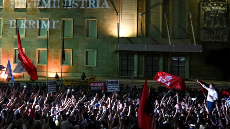 Αλβανία: Σύγκρουση διαδηλωτών με αστυνομία και πυρπόλησαν εκλογικά τμήματα