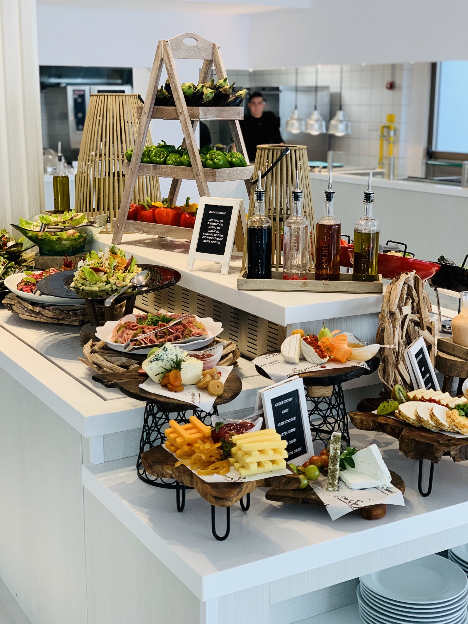 &Kappa;&alpha;&iota; &epsilon;ά&nu; &pi;&epsilon;&theta;&upsilon;&mu;ή&sigma;&alpha;&tau;&epsilon; &gamma;&epsilon;ύ&sigma;&epsilon;&iota;&sigmaf; &alpha;&pi;ό &Epsilon;&lambda;&lambda;ά&delta;&alpha; &tau;ό&tau;&epsilon; &eta; &epsilon;&pi;&iota;&lambda;&omicron;&gamma;ή &epsilon;ί&nu;&alpha;&iota; &xi;&epsilon;&kappa;ά&theta;&alpha;&rho;&eta; &alpha;&phi;&omicron;ύ &mu;&pi;&omicron;&rho;&epsilon;ί&tau;&epsilon; &alpha;&pi;&lambda;ά &nu;&alpha; &epsilon;&pi;&iota;&sigma;&kappa;&epsilon;&phi;&theta;&epsilon;ί&tau;&epsilon;&nbsp;&tau;&omicron; Meze by Elliniko. &Phi;&upsilon;&sigma;&iota;&kappa;ά &upsilon;&pi;ά&rho;&chi;&epsilon;&iota; &kappa;&alpha;&iota; &tau;&omicron; &epsilon;&sigma;&tau;&iota;&alpha;&tau;ό&rho;&iota;&omicron; Palletes &pi;&omicron;&upsilon; &theta;&alpha; &alpha;&pi;&omicron;&lambda;&alpha;ύ&sigma;&epsilon;&tau;&epsilon; &tau;&omicron; &Pi;&Rho;&Omicron;&Gamma;&Epsilon;&Upsilon;&Mu;&Alpha; &sigma;&alpha;&sigmaf;&nbsp;(&delta;&epsilon;ί&tau;&epsilon; &tau;&iota;&sigmaf; &phi;&omega;&tau;&omicron;&gamma;&rho;&alpha;&phi;ί&epsilon;&sigmaf; &pi;&omicron;&upsilon; &alpha;&kappa;&omicron;&lambda;&omicron;&upsilon;&theta;&omicron;ύ&nu; &gamma;&iota;&alpha; &nu;&alpha; &kappa;&alpha;&tau;&alpha;&lambda;ά&beta;&epsilon;&tau;&epsilon; &gamma;&iota;&alpha;&tau;ί &tau;&omicron; &pi;&rho;ό&gamma;&epsilon;&upsilon;&mu;&alpha; &epsilon;ί&nu;&alpha;&iota; &kappa;&epsilon;&phi;&alpha;&lambda;&alpha;ί&alpha;)