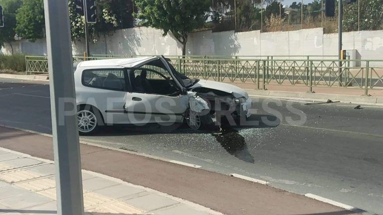 Ακόμη ένα τροχαίο ατύχημα σημειώθηκε πριν από λίγο στην Πάφο και συγκεκριμένα στη λεωφόρο Τασσου Παπαδόπουλου με αποτέλεσμα ένα άτομο να τραυματιστεί και να διακομισθεί με ασθενοφόρο στο Νοσοκομείο Πάφου.                      Ο οδηγός του οχήματός, κάτω από συνθήκες που διερευνώνται φαίνεται να απώλεσε τον έλεγχο του οχήματός με αποτέλεσμα να συγκρουστεί σε περιτοιχισμα και το όχημά να ακινητοποιηθεί.  Η φωτογραφία που εξασφαλίσαμε είναι ενδεικτική της σφοδρότητα της σύγκρουσης.