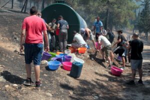 Παιδικές κατασκηνώσεις εκκενώθηκαν λόγω πυρκαγιάς στην Αμφίκλεια 