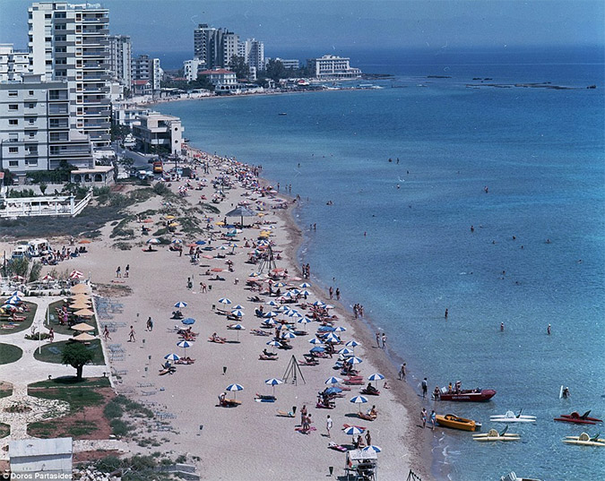 45 χρόνια συμπληρώνονται σήμερα από την ημέρα κατά την οποία οι τουρκικές στρατιωτικές δυνάμεις εισβολής προχώρησαν στις 14 Αυγούστου 1974 και κατέλαβαν το μεγαλύτερο μέρος της Μεσαορίας, την Αμμόχωστο, την Καρπασία και το μεγαλύτερο μέρος της περιοχής Μόρφου στα δυτικά, παραβιάζοντας κάθε κανόνα της διεθνούς νομιμότητας, συμπεριλαμβανομένου του Καταστατικού Χάρτη των Ηνωμένων Εθνών και παρά την εκεχειρία που είχε συμφωνηθεί.  Ένα μεγάλο μέρος της πόλης της Αμμοχώστου, όπου κατοικούσαν Ελληνοκύπριοι, παραμένει από τότε και μέχρι σήμερα, περίκλειστο και ερημωμένο, με τον κατοχικό στρατό να μην επιτρέπει την επιστροφή των νόμιμων κατοίκων της πόλης στις κατοικίες και στις περιουσίες τους, παρά τα σχετικά ψηφίσματα και αποφάσεις των Ηνωμένων Εθνών.  Η Τουρκία, με αφορμή το προδοτικό το πραξικόπημα της 15ης Ιουλίου 1974 κατά της εκλεγμένης Κυβέρνησης του Προέδρου Μακαρίου, βρήκε την ευκαιρία  να επιβάλει τα διχοτομικά της σχέδια εναντίον της Κύπρου, μετά . Στις 20 Ιουλίου του 1974, ισχυριζόμενες ότι ενεργούν σύμφωνα με το άρθρο 4 της Συνθήκης Εγγυήσεως, οι τουρκικές ένοπλες δυνάμεις πραγματοποίησαν μια πλήρους κλίμακας εισβολή εναντίον της Κύπρου, καταλαμβάνοντας το 36% των εδαφών της Δημοκρατίας και εκδιώκοντας, με τη δύναμη των όπλων και δια της βίας, τους Ελληνοκυπρίους από τις κατοικίες και τις περιουσίες τους. Πέραν του 36% των εδαφών της Κυπριακής Δημοκρατίας, που αντιπροσωπεύει το 70% του οικονομικού δυναμικού περιήλθε υπό την κατοχή του τουρκικού στρατού, ενώ το ένα τρίτο των Ελληνοκυπρίων έγιναν πρόσφυγες στην ίδια τους την πατρίδα.  Τα Ηνωμένα Έθνη έχουν, με σειρά ψηφισμάτων της Γενικής Συνέλευσης και του Συμβουλίου Ασφαλείας, απαιτήσει σεβασμό για την ανεξαρτησία, ενότητα και εδαφική ακεραιότητα της Κύπρου, την επιστροφή των προσφύγων στις κατοικίες τους και την αποχώρηση των ξένων στρατευμάτων από το νησί, όμως όλα αυτά τα ψηφίσματα έχουν αγνοηθεί κατάφωρα και περιφρονητικά από την Τουρκία.  Η κατάσταση στην περίκλειστη πόλη της Αμμοχώστου, τα Βαρώσια, περιγράφεται με παραστατικότητα στην έκθεση της Επιτρ