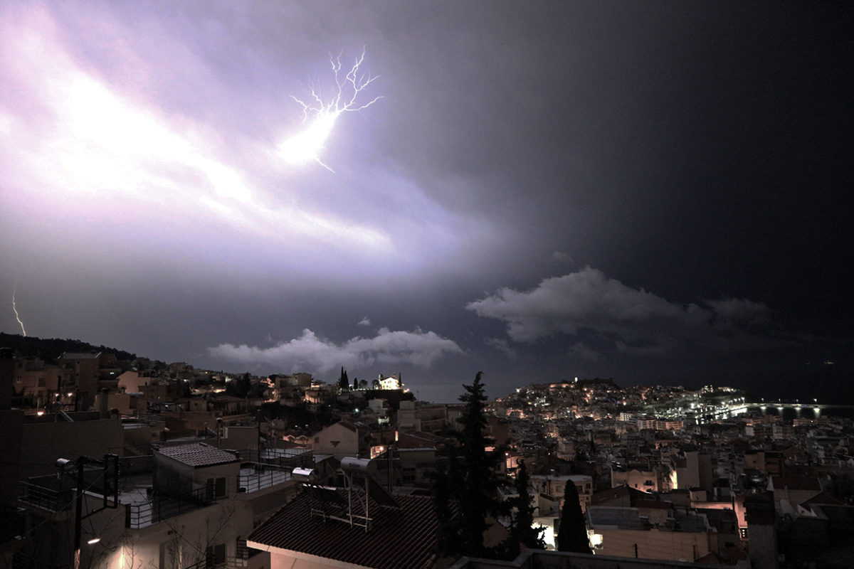 Χαλάει πάλι ο καιρός, επιστρέφουν βροχές και καταιγίδες