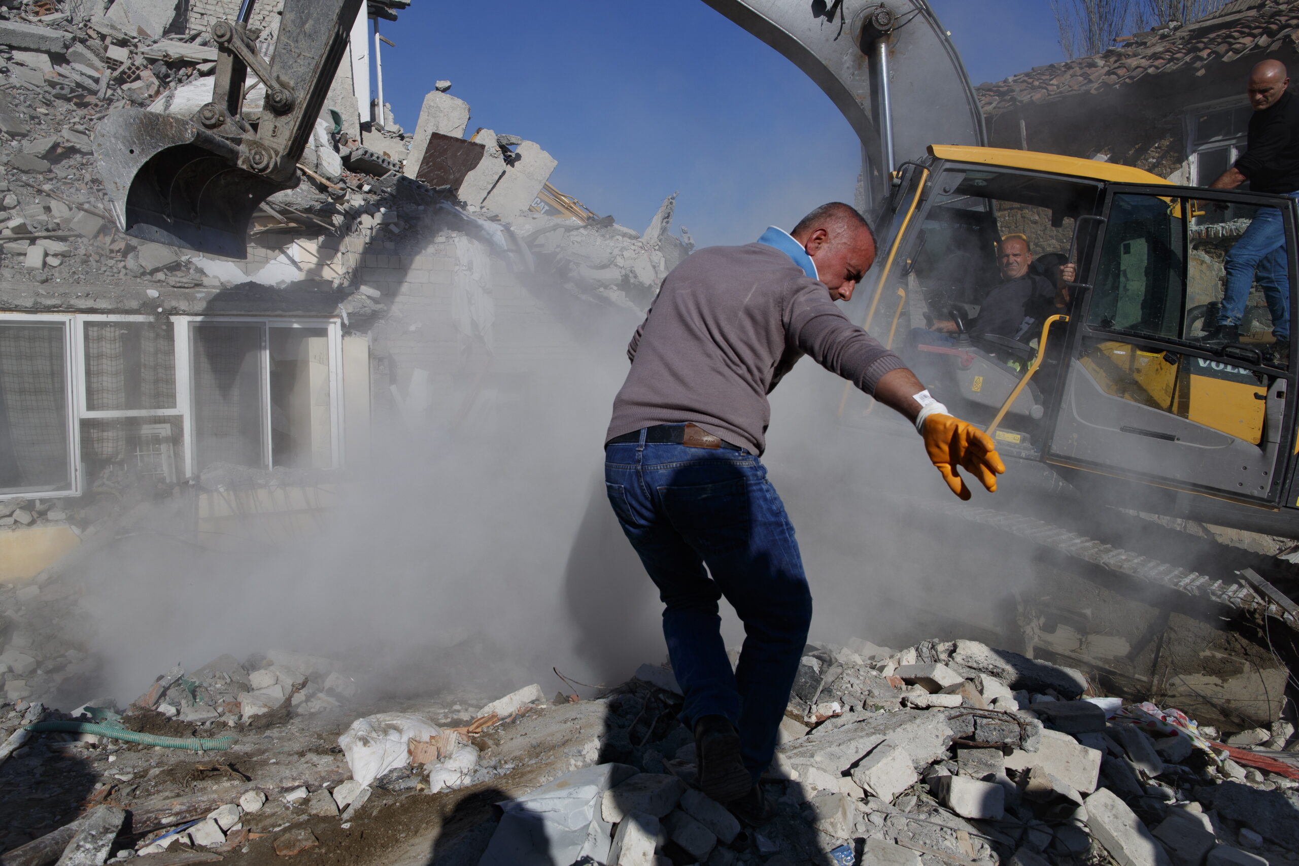 &Alpha;&Lambda;&Beta;&Alpha;&Nu;&Iota;&Alpha;