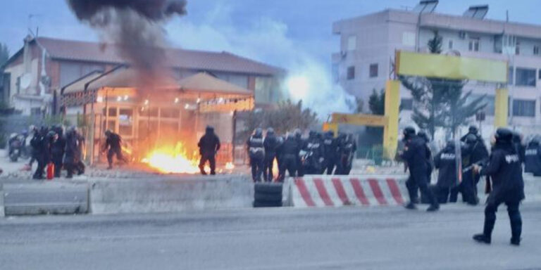 Άγρια επεισόδια στα Τίρανα με μολότοφ, χημικά και τραυματίες