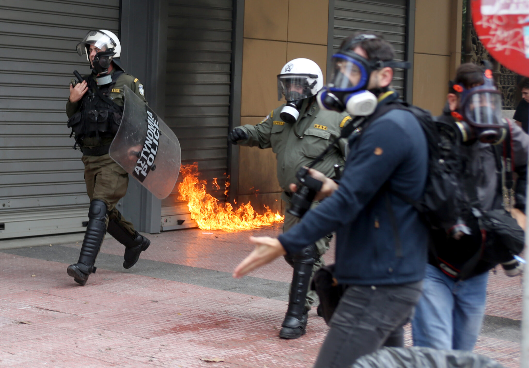 Μολότοφ και χημικά στο μαθητικό συλλαλητήριο στο κέντρο της Αθήνας (ΦΩΤΟ)