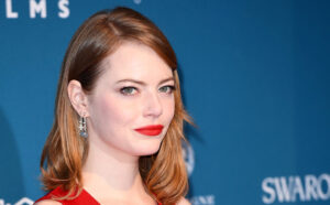 Emma Stone: Ήρθε Ελλάδα και η πρώτη φωτογραφία είναι μπροστά στο Σύνταγμα (ΦΩΤΟ)