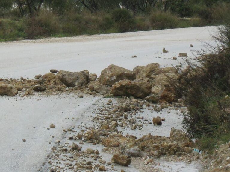 Απροσπέλαστος δρόμος στο Μαχαιρά λόγω κατολισθήσεων