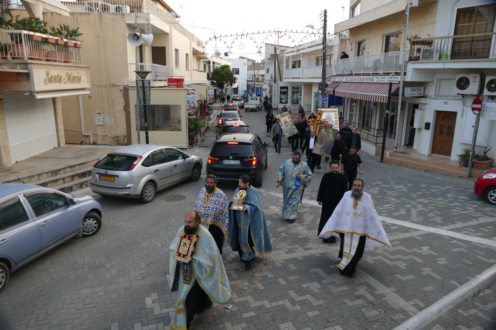 Λιτάνευσαν την ιερή εικόνα της Παναγίας για εξάλειψη του κορωνοϊού (ΒΙΝΤΕΟ&ΦΩΤΟ)