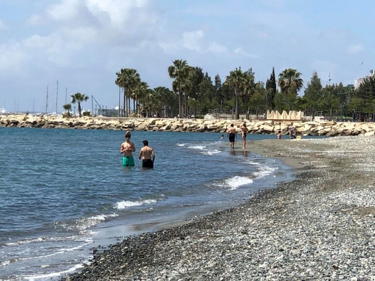 Από τις 05:30 τα πρώτα μπάνια στη θάλασσα μετά από ενάμιση μήνα καραντίνα (VID)