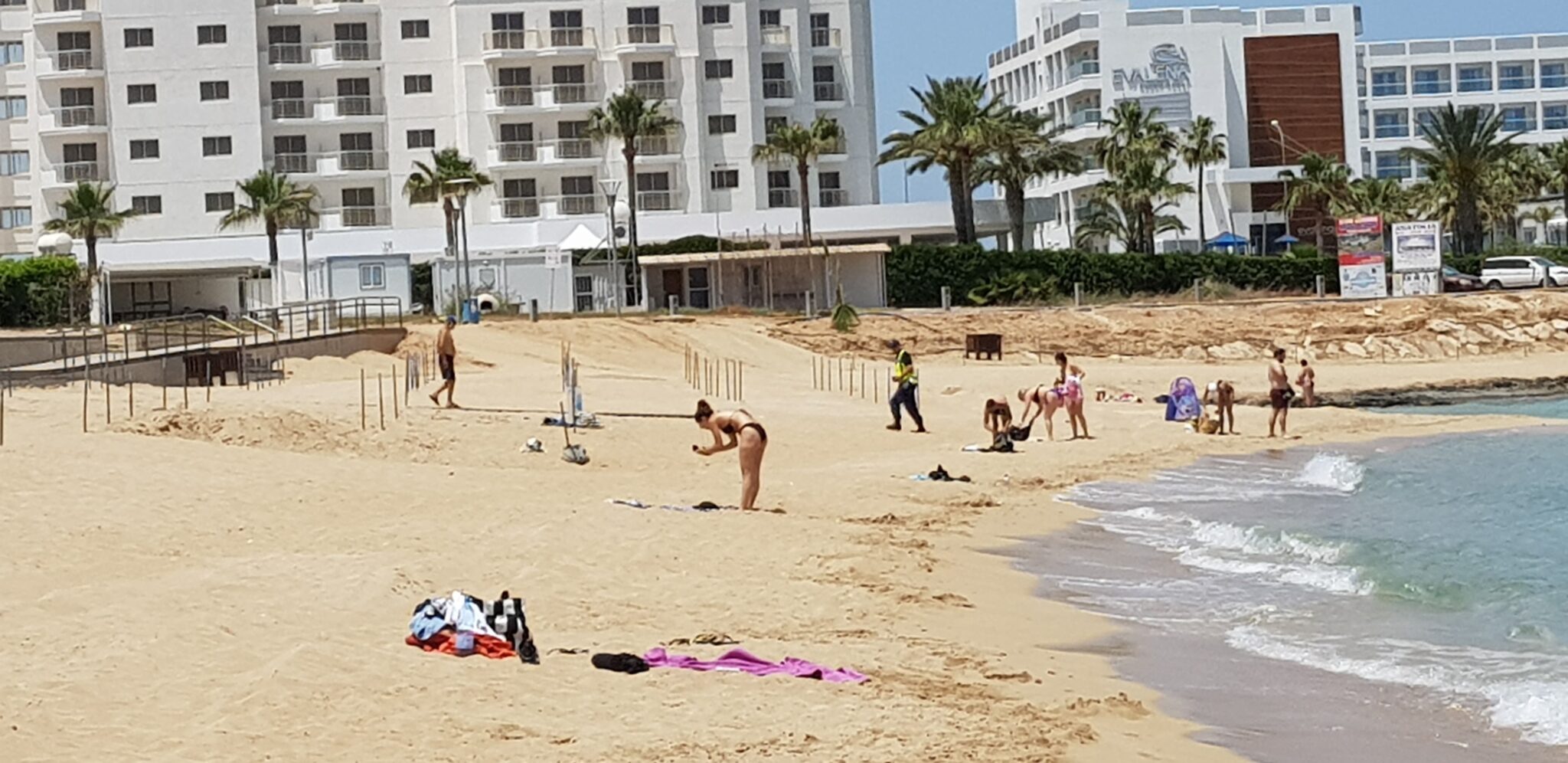 Είναι αντισυνταγματικοί οι περιορισμοί για τη διάρκεια παραμονής στις παραλίες;