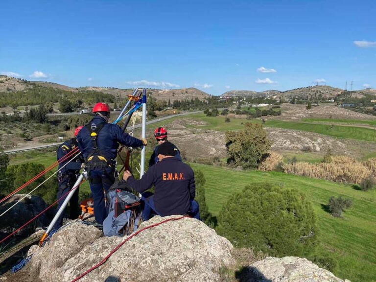 Τροχαίο στην Πάφο: Όχημα προσέκρουσε σε πάσσαλο και κατέπεσε σε χαράδρα