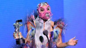 Βραβεία MTV: Οι εκκεντρικές εμφανίσεις της Lady Gaga στη σκηνή με μάσκες (VID)