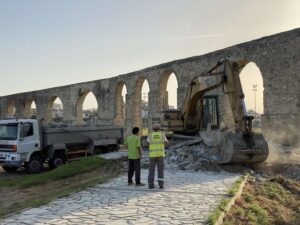 Άρχισε η κατεδάφιση της ανατολικής εξέδρας στην πρόσοψη του μνημείου των Καμάρων