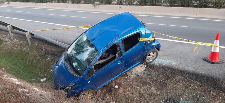 ΦΩΤΟ: Όχημα ανατράπηκε και προσέκρουσε στα κιγκλιδώματα