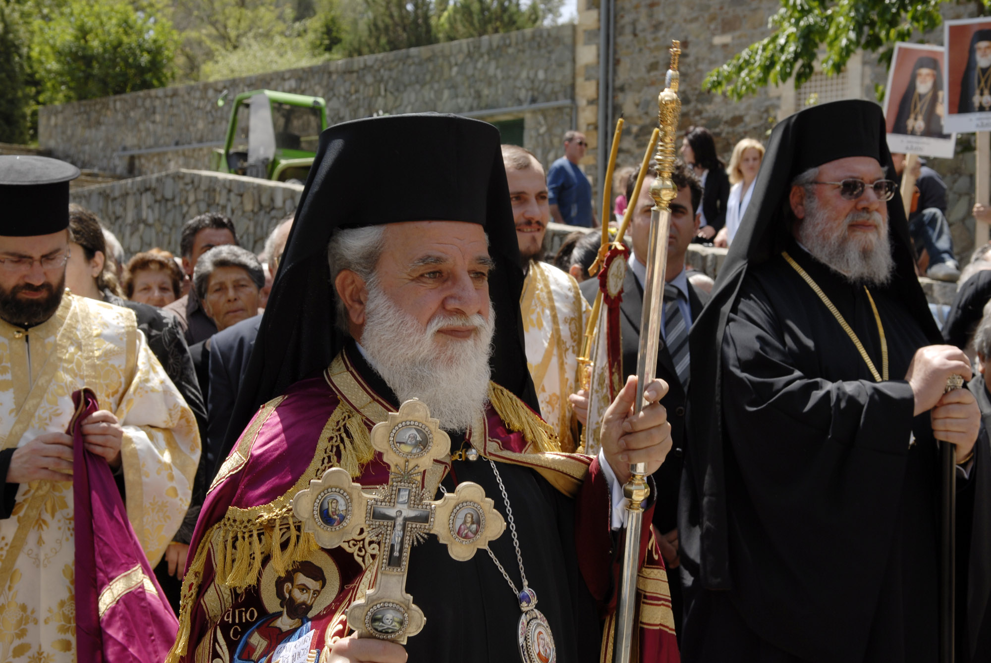 "Οι δηλώσεις του κατεβάζουν στο πεζοδρόμιο τον θεσμό του Αρχιεπισκόπου"