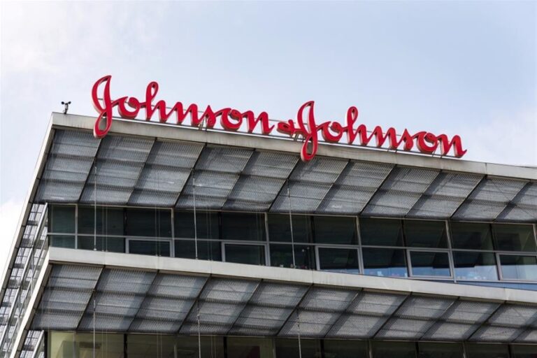 Ο ΠΟΥ συνιστά το εμβόλιο της Johnson & Johnson για τις μεταλλάξεις της Covid-19