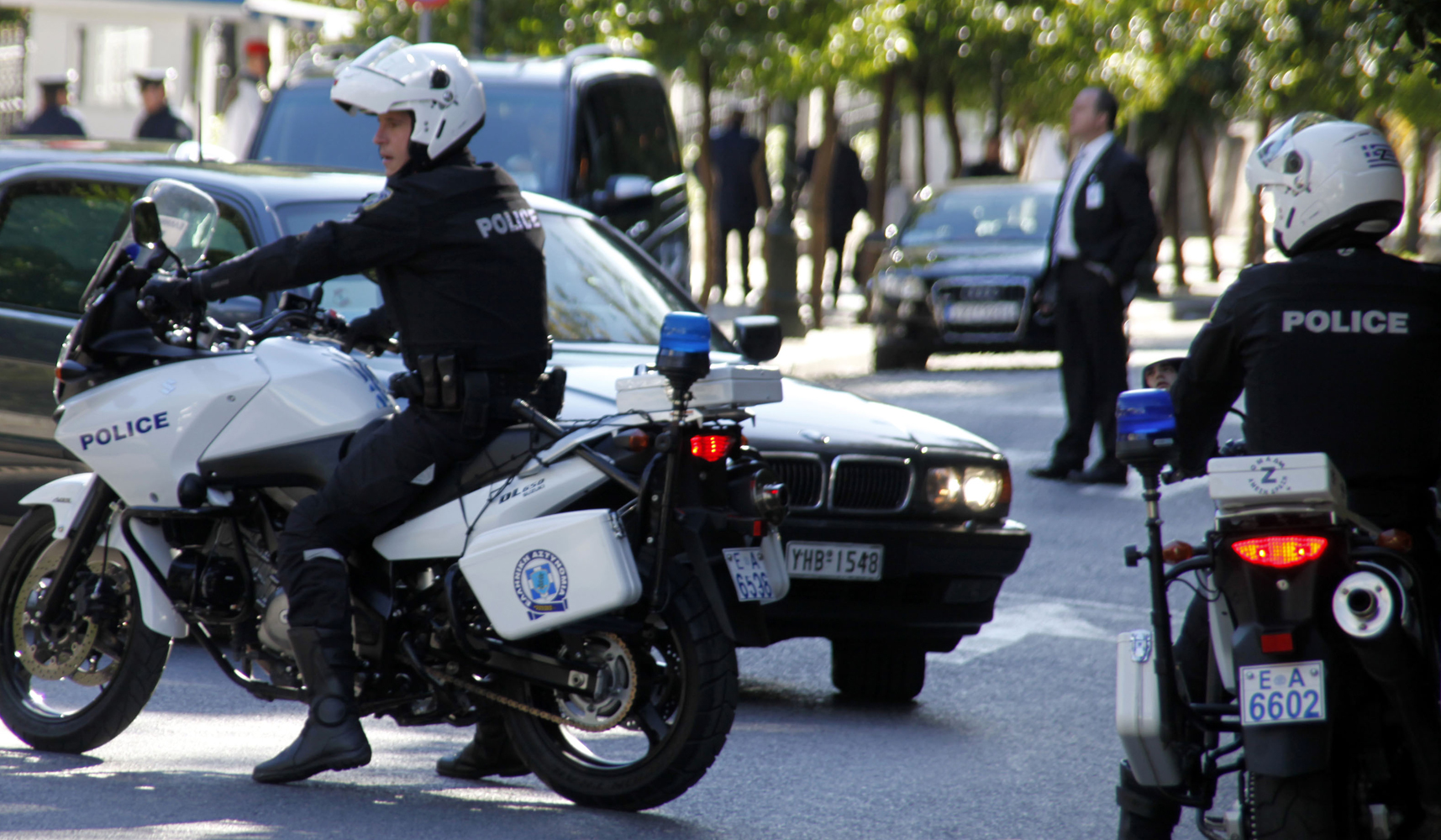 Πέταξαν πέτρες και ξύλα σε περιπολικό που πήγε να διαλύσει παράνομη συνάθροιση