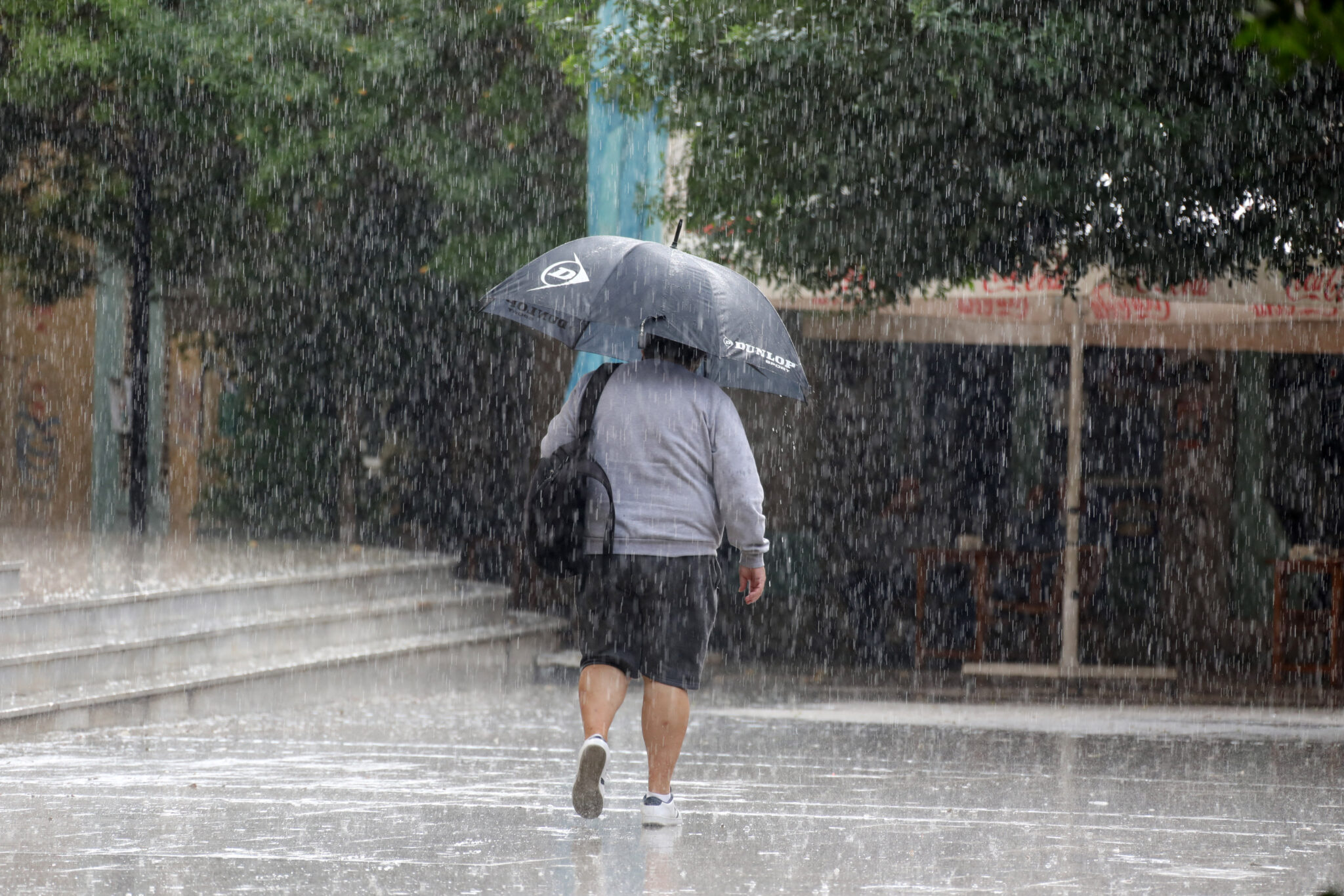 Μένουν τα 30άρια αλλά έρχονται… καλοκαιρινές βροχές