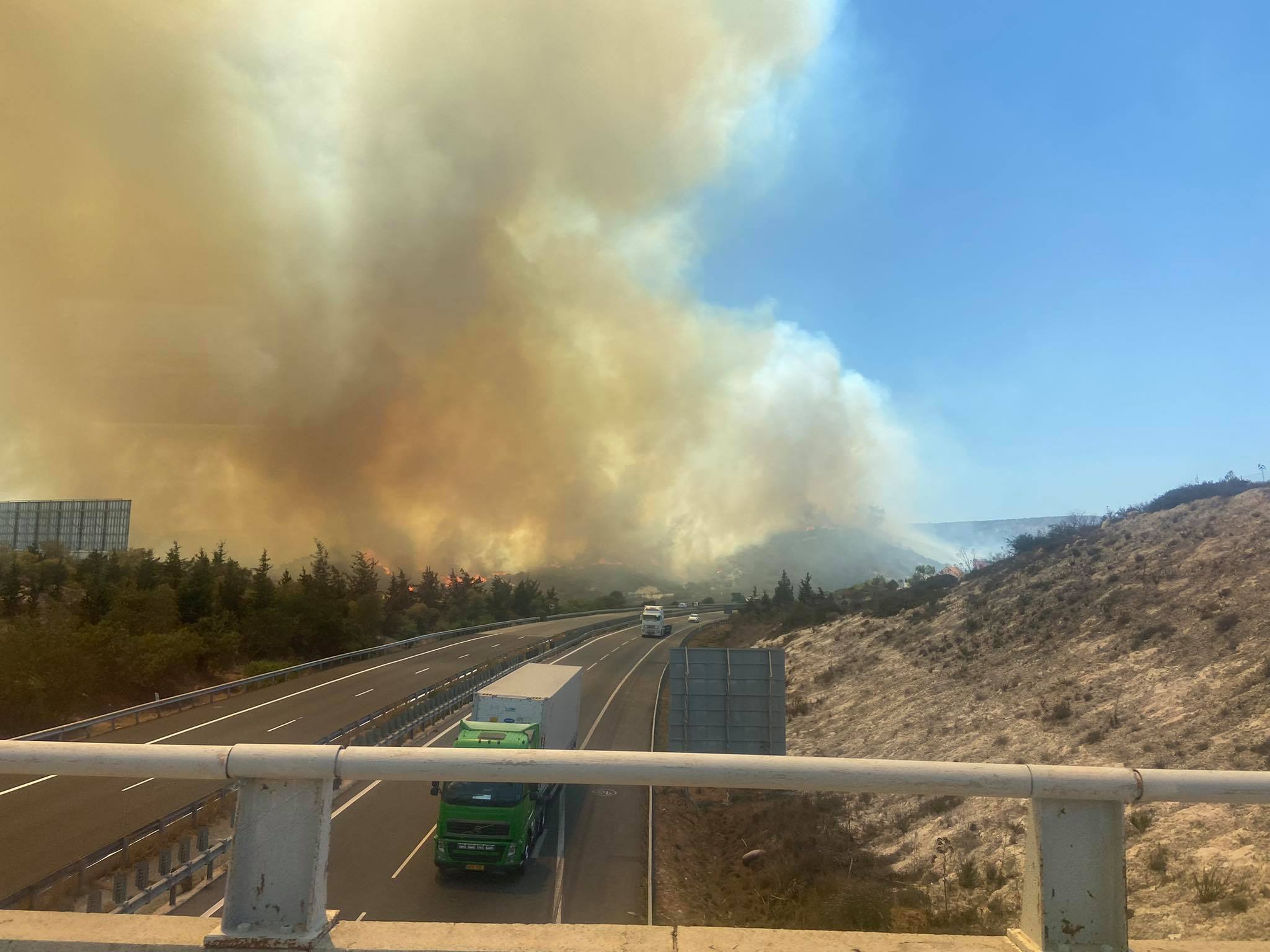 Έληξε η "Οδύσσεια" χιλιάδων οδηγών στο highway που έκλεισε λόγω της πυρκαγιάς