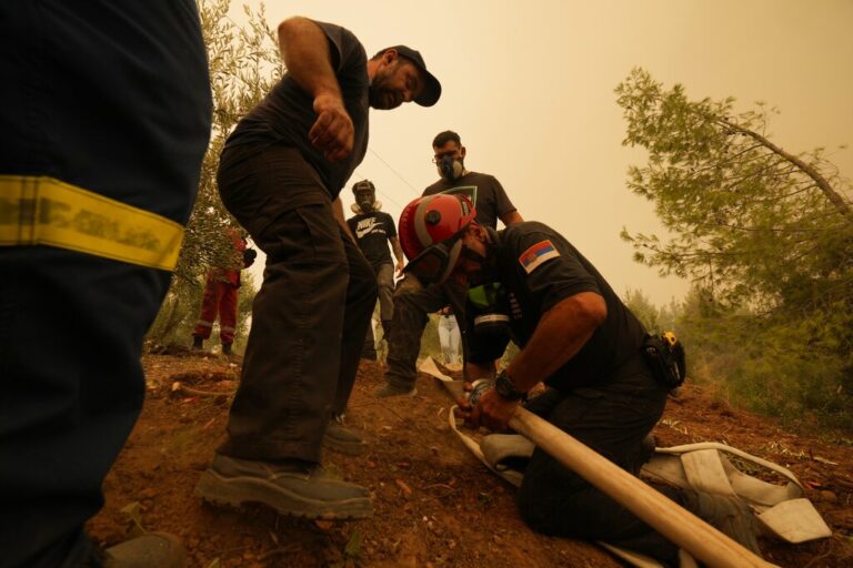 Ασυγκράτητο το μένος της φωτιάς σε Εύβοια και Αρκαδία (ΒΙΝΤΕΟ)