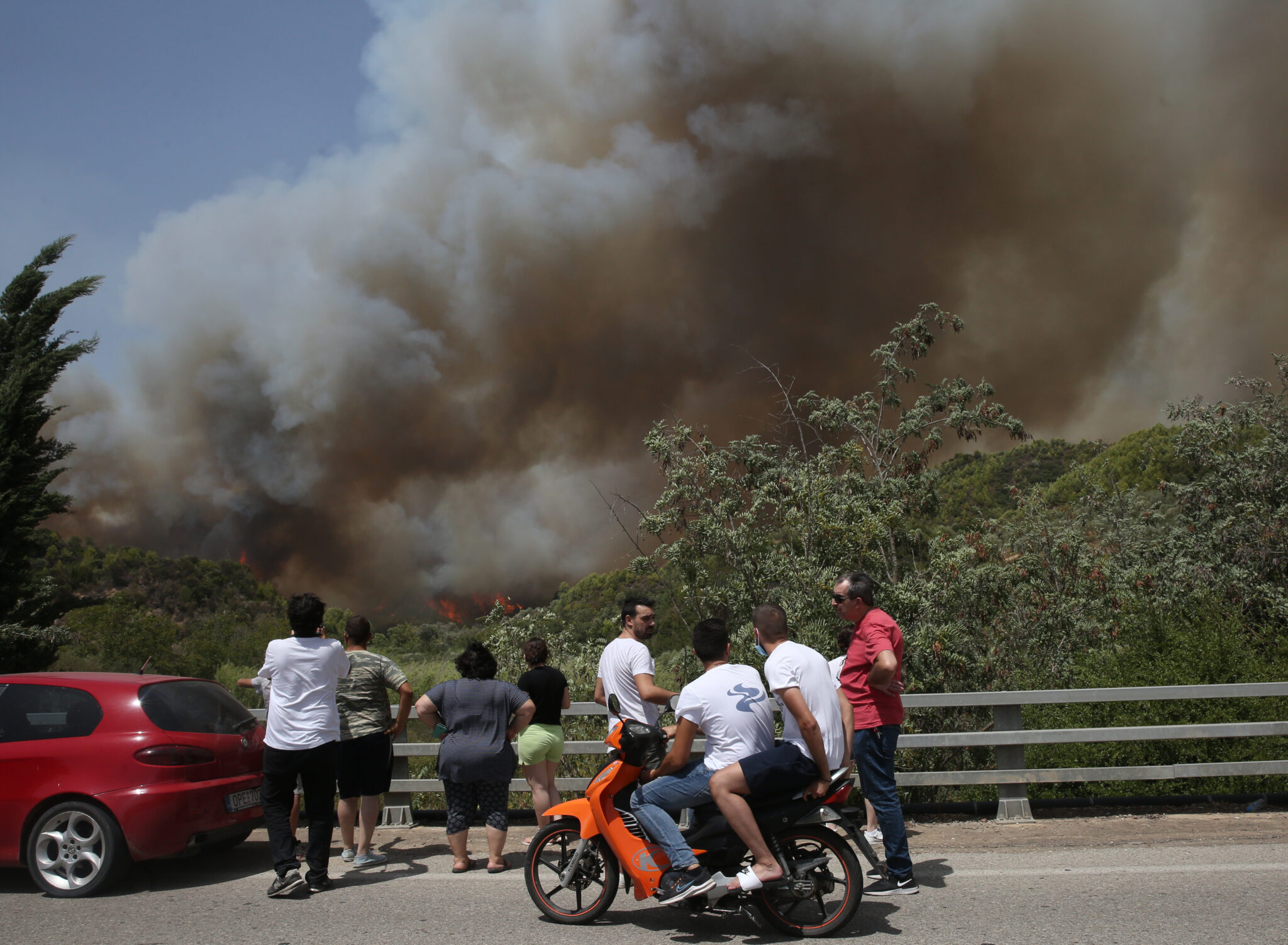 Σε πύρινο "κλοιό" το Τατόι: Τους βασιλικούς τάφους πλησιάζει η φωτιά