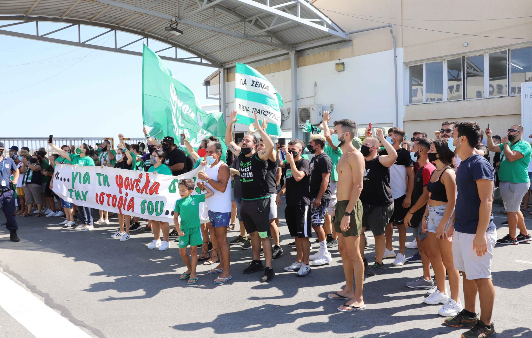 Έκαναν το αεροδρόμιο… ΓΣΠ οι φίλοι της Ομόνοιας στην επιστροφή της αποστολής