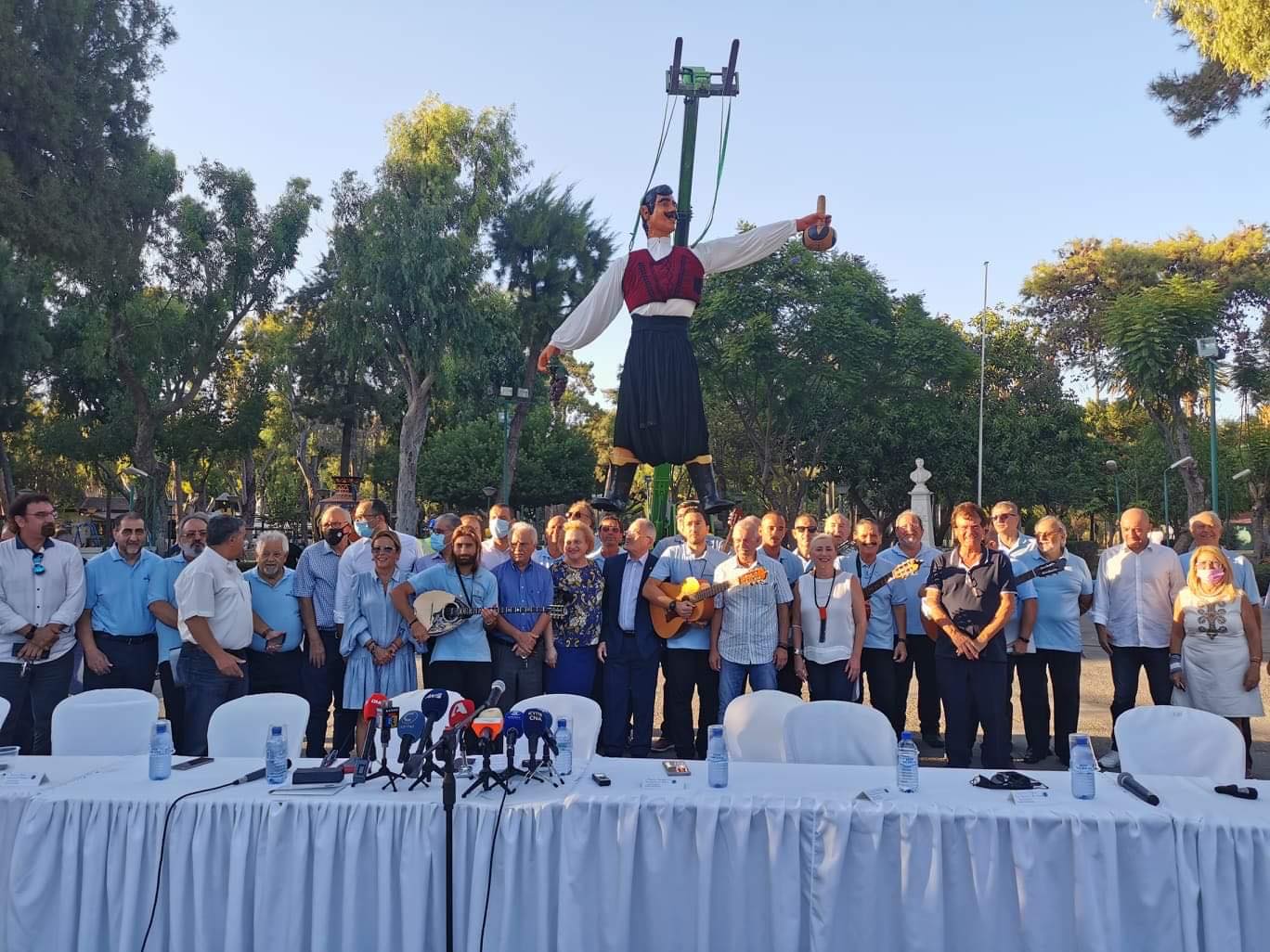 Πήρε τη θέση του ο επιβλητικός Βρακάς για τη Γιορτή του Κρασιού (BINTEO)