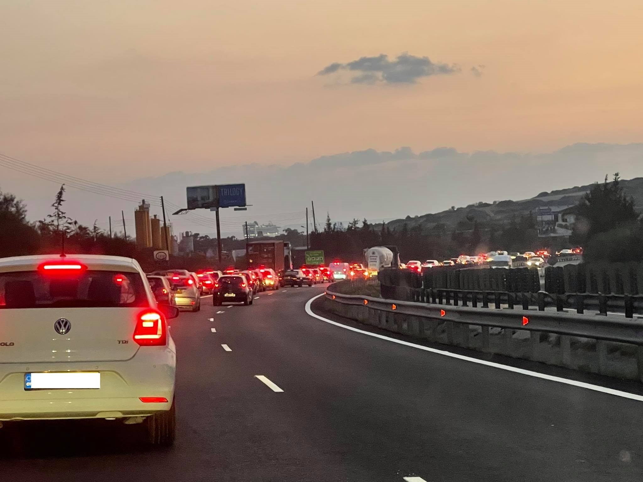 Απίστευτες εικόνες στο highway: Σημειωτόν χιλιάδες οδηγοί μετά την καραμπόλα