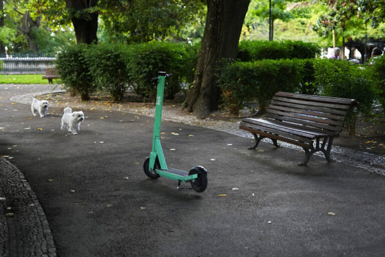 Ηλεκτρικά σκούτερ: Σύντομα με ανώτατο όριο ηλικίας και ταχύτητας (ΒΙΝΤΕΟ)