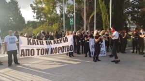 "Δώστε μας τις δουλειές μας πίσω", φώναξαν 180 υπάλληλοι εμπορικού κέντρου