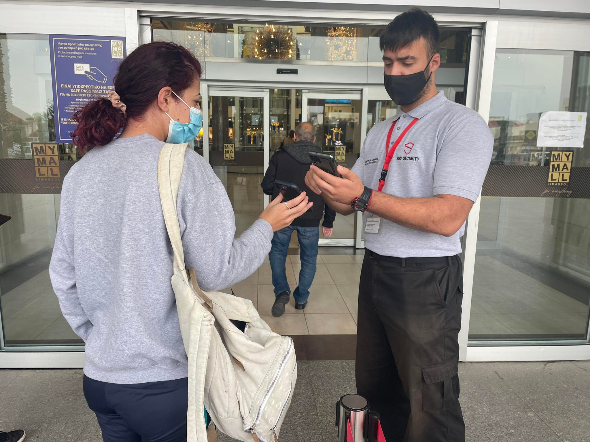 Extra προσωπικό και σαρωτές για να αποφευχθεί ο συνωστισμός στα εμπορικά κέντρα