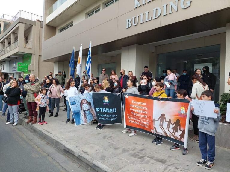 Ξεσηκώθηκαν οι γονείς: Πορείες και εκδηλώσεις διαμαρτυρίας για τα νέα μέτρα