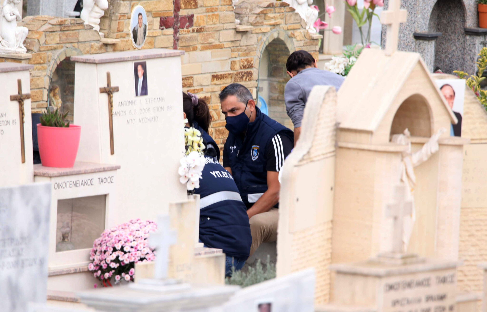 Σύλησαν τον τάφο της μητέρας του μάρτυρα για να του στείλουν μήνυμα εκφοβισμού;