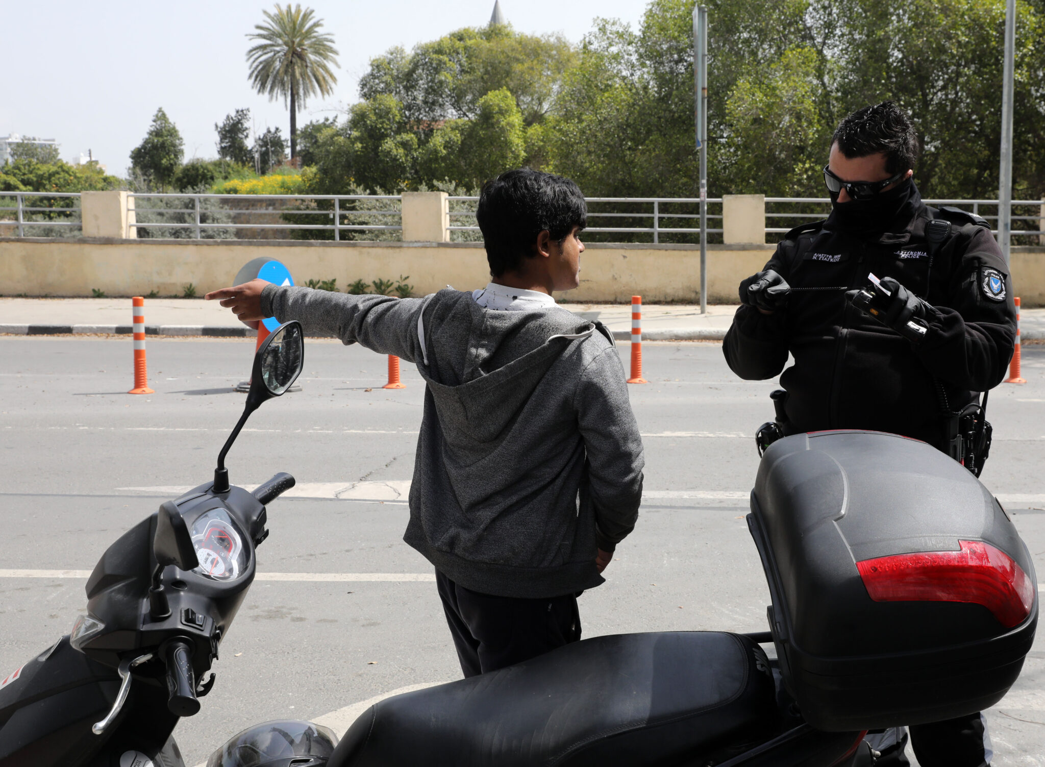 Στους δρόμους βγαίνουν αστυνομικοί για να ενημερώσουν μετανάστες για τον ΚΟΚ